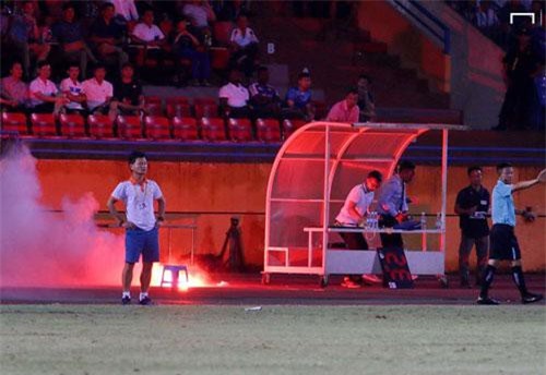 Hồ sơ vụ CĐV nữ trọng thương bởi pháo sáng sẽ được chuyển sang công an