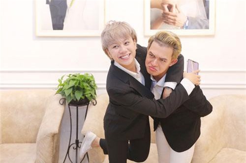 ‘Đôi chim ri’ Bảo Hân – Quang Anh bất ngờ đi thử trang phục cưới