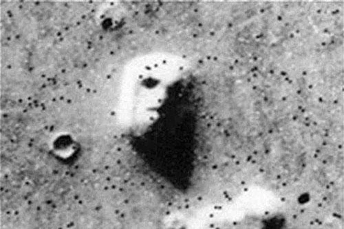 Bức ảnh cho thấy một gương mặt kỳ lạ xuất hiện trên Mặt Trăng.