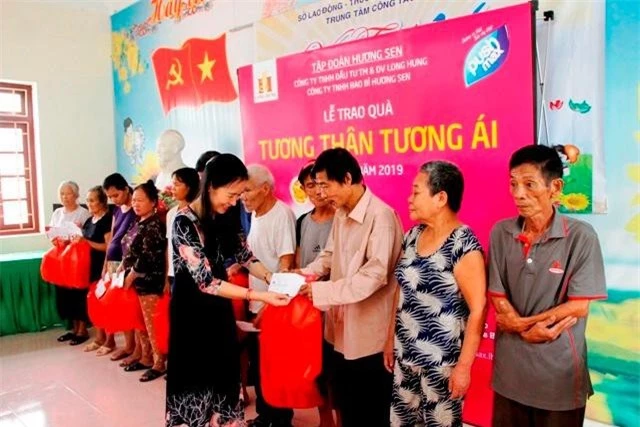 Bà Trần Thị Ngọc Bích, đại diện đoàn thiện nguyện tặng quà tới các cụ già tại Trung tâm Công tác Xã hội tỉnh Hà Nam