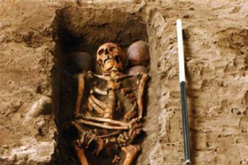 Cảnh tượng choáng sốc trong ngôi mộ chứa hài cốt 6 hộp sọ