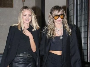 Khoảnh khắc "xuất thần" của Miley Cyrus và bạn gái tin đồn, nhan sắc và thần thái đỉnh cao chưa từng thấy thời yêu Liam Hemsworth