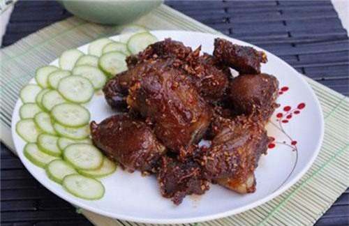 Sườn non rim tỏi mặn ngọt: Món ngon trôi cơm dễ làm