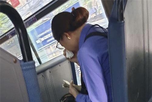 Người phụ nữ làm lơ xe buýt bị mất việc, ngồi khóc nức nở trên xe vì "làm mất" 7k đồng và câu chuyện khiến dân mạng phẫn nộ đằng sau