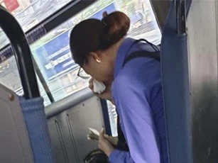 Người phụ nữ làm lơ xe buýt bị mất việc, ngồi khóc nức nở trên xe vì "làm mất" 7k đồng và câu chuyện khiến dân mạng phẫn nộ đằng sau