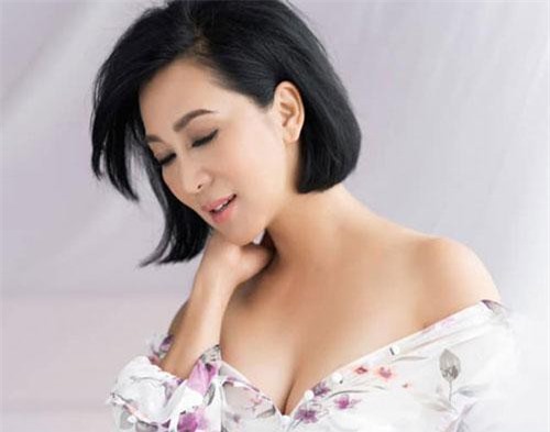 Mấy ai U60 vẫn nuột nà "từ chân tới tóc" như MC hải ngoại Kỳ Duyên