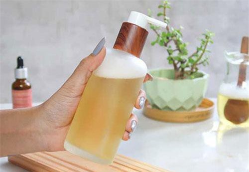 Cách làm sữa tắm mật ong dưỡng da sáng trắng như trứng gà bóc