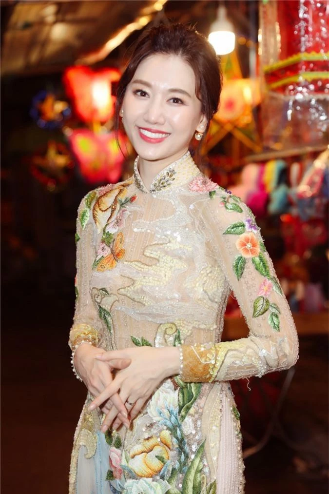 Hari Won dien ao dai, hao hung don Trung thu ben trai dep hinh anh 6