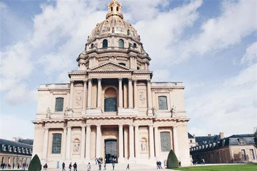 Chỉ cần mua vé vào điện Invalides, bạn có thể ghé thăm nhà thờ Dôme Des Invalides, và bảo tàng quân sự quốc gia Pháp.