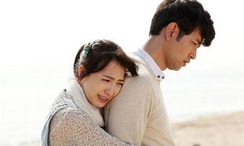 Bị xua đuổi tàn nhẫn, người vợ khốn khổ vẫn cầu xin chồng đừng ly dị