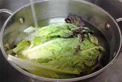 Dùng thứ có sẵn trong nhà bếp này "hô biến" rau héo thành tươi, nhiều chị em đã thử và thành công