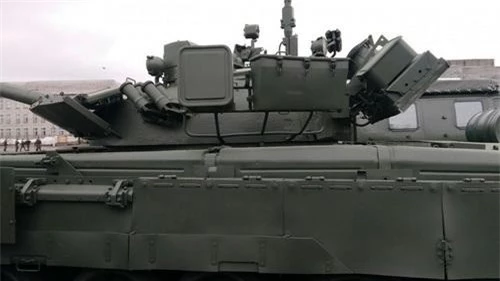 Bộ giáp hông rất đơn sơ của những chiếc xe tăng T-80BVM mới nâng cấp. Ảnh: Sputnik.