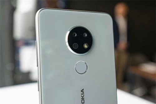 Nokia 6.2 được trang bị 3 camera sau. Cảm biến chính 16 MP, khẩu độ f/1.8 cho khả năng lấy nét theo pha. Cảm biến thứ hai 8 MP, f/2.2 cho ống kính góc rộng 118 độ. Cảm biến thứ ba 5 MP giúp chụp ảnh xóa phông. Bộ ba này được trang bị đèn flash LED, quay video 4K. 