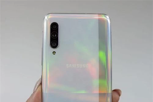 Samsung Galaxy A90 5G sở hữu 3 camera sau. Cảm biến chính 48 MP, khẩu độ f/2.0 cho khả năng lấy nét theo pha. Cảm biến thứ hai 8 MP, f/2.2 cho ống kính góc rộng 123 độ. Cảm biến thứ ba 5 MP, f/2.2 giúp chụp ảnh xóa phông. Bộ ba này được trang bị đèn flash LED, quay video 4K. 