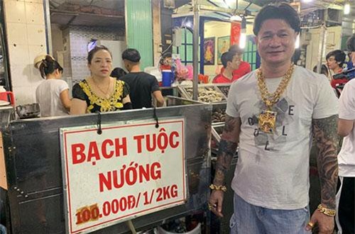Ông chủ ở Sài Gòn đeo 100 lượng vàng trị giá 4 tỷ chỉ để bán ốc