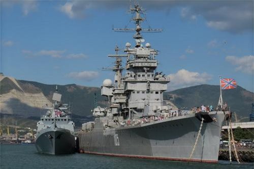 Choáng ngợp trước kích cỡ khổng lồ của tuần dương hạm Sverdlov 
