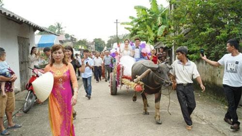 Cô dâu cười hạnh phúc trên xe trâu về nhà chồng
