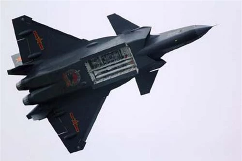 Tiêm kích tàng hình J-20 của Trung Quốc khoe khoang vũ khí. Ảnh: China Defence.