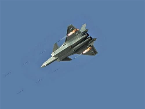 Tiêm kích tàng hình J-20 phóng rocket tiêu diệt mục tiêu mặt đất. Ảnh: China Military.