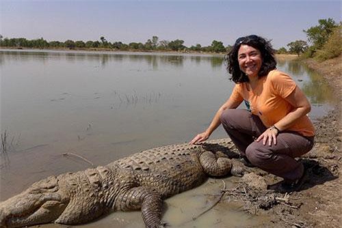 Kỳ lạ vùng đất trẻ em, phụ nữ tắm chung cá sấu dữ