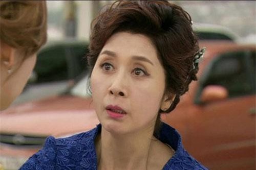 Mẹ chồng rớt nước mắt khi nghe lén điện thoại con dâu gọi cho chồng "tố cáo" mình