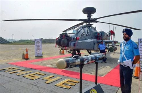 Ấn Độ vừa điều động 8 trực thăng tấn công AH-64E Apache 8 của Mỹ tới sát biên giới với Pakistan giữa lúc leo thang căng thẳng ở khu vực Kashmir.