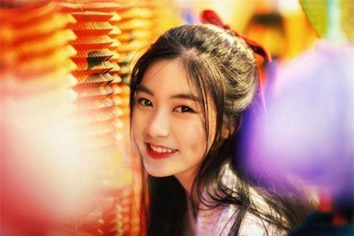 Miss Teen Nam Phương đẹp rạng ngời dạo phố mùa Trung thu