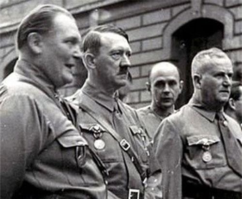 Ai là người đỡ đạn cứu sống trùm phát xít Hitler?