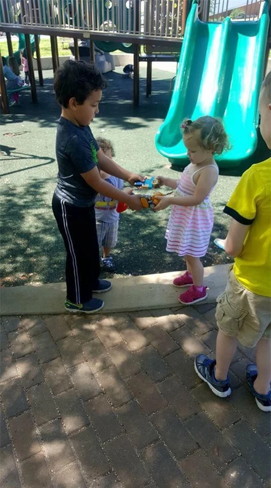 Carson đến công viên chơi thì có những bạn khác đến yêu cầu cậu bé chia sẻ đồ chơi với chúng.