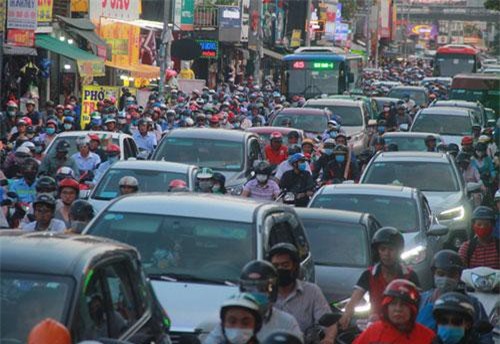 Đoạn đường Xô Viết Nghệ Tĩnh sáng kẹt chiều kẹt, xe cứu thương bị bao vây tứ phía