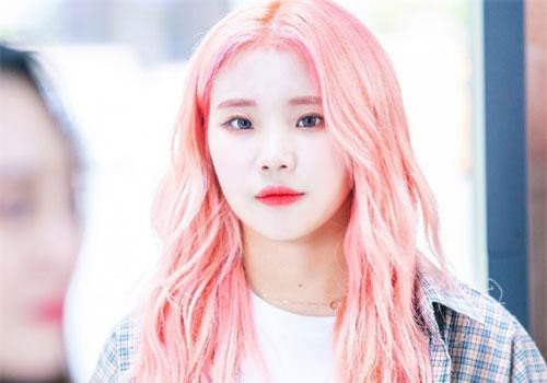 "Nữ idol xấu nhất lịch sử Kpop" bất ngờ lộ ảnh hẹn hò, công khai tình tứ bất chấp với bạn trai ngoài phố?