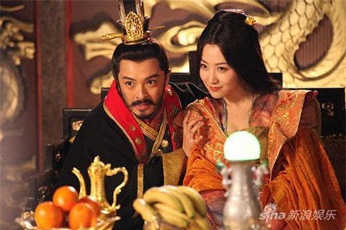 Hoàng đế loạn luân cướp sạch phi tần của cha đẻ rồi giam vào ngục tối