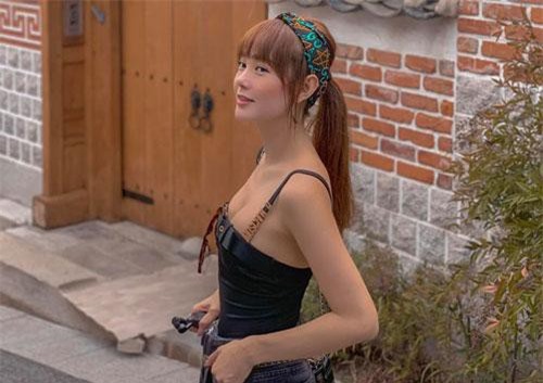 Diện áo cúp bị chê "mặc như không", Minh Hằng phản ứng bất ngờ