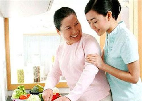 Thương mẹ chồng như mẹ đẻ, chị em bên chồng nói tôi giả tạo