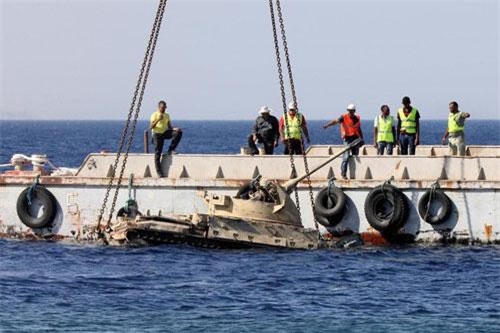 Jordan đem một loạt xe tăng, thiết giáp thả xuống biển