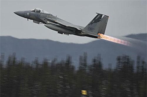 Máy bay chiến đấu “đại bàng” của Mỹ suýt đâm phải người nhảy dù