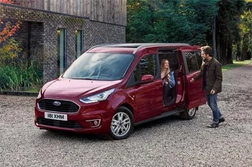 Ford Tourneo là mẫu MPV đầu tiên của Ford ra mắt thị trường Việt Nam