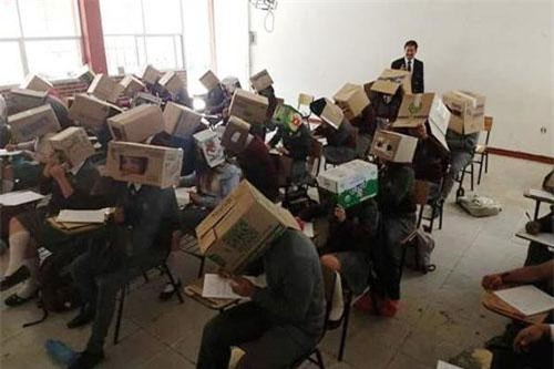 Tranh cãi vì "độc chiêu" trị học sinh quay cóp