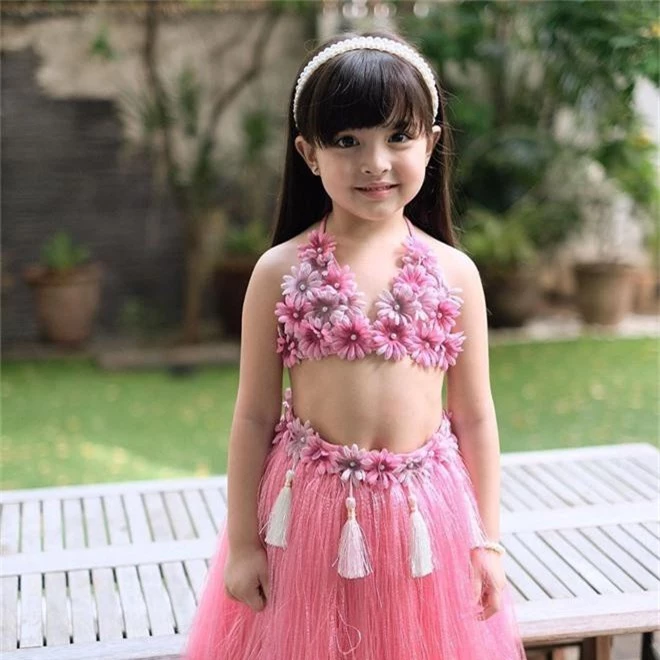Có ai như con gái mỹ nhân đẹp nhất Philippines, diện váy Hawaii cũng gây bão mạnh vì xinh xuất sắc như công chúa - Ảnh 2.