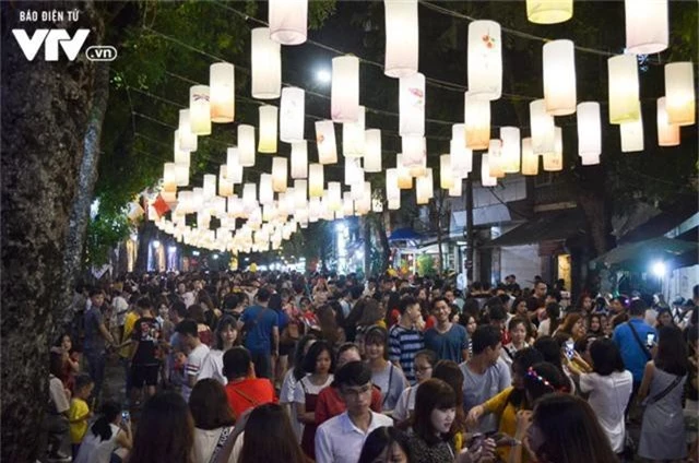 Hàng ngàn người chen lấn dạo chợ Trung thu truyền thống - Ảnh 11.