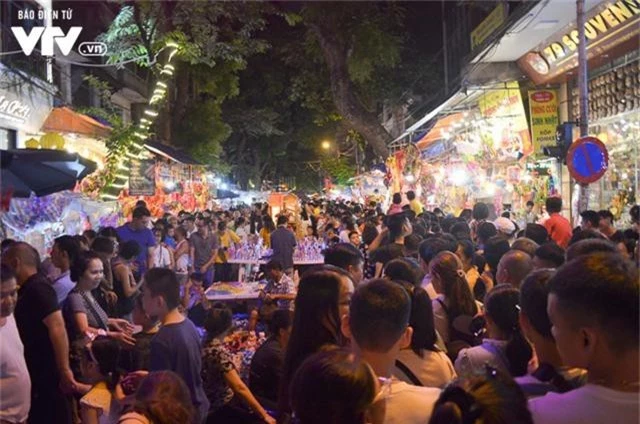 Hàng ngàn người chen lấn dạo chợ Trung thu truyền thống - Ảnh 3.