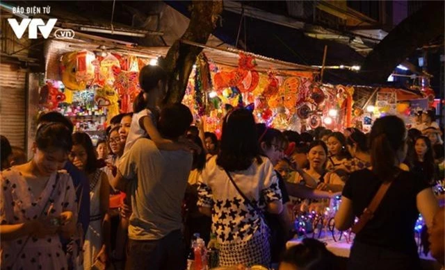 Hàng ngàn người chen lấn dạo chợ Trung thu truyền thống - Ảnh 5.