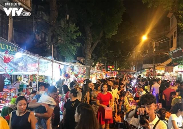 Hàng ngàn người chen lấn dạo chợ Trung thu truyền thống - Ảnh 7.