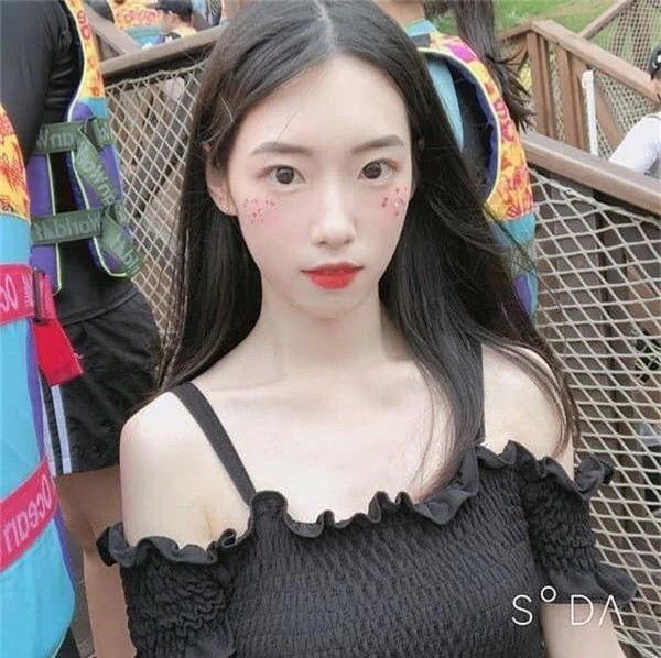 Nữ YouTuber sở hữu điểm cộng nhan sắc của IU, Taeyeon, Irene nên bị nghi ngờ là đã đập mặt xây lại - Ảnh 2.