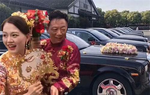 Cô dâu trẻ xinh đẹp tươi cười sánh bước bên chú rể đại gia lớn tuổi, biểu cảm gương mặt của bố mẹ nữ chính gây chú ý hơn cả