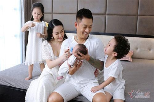 Tuấn Hưng hạnh phúc bên vợ xinh và 3 con như thiên thần