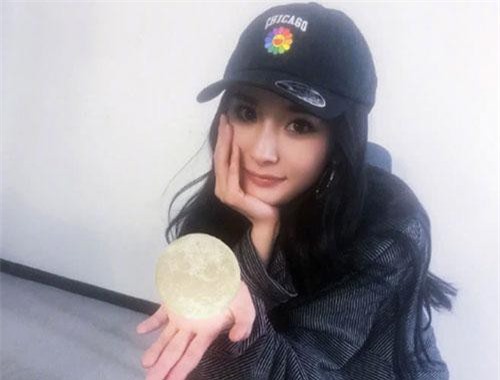 Dương Mịch tiếp tục "bỏ rơi" con gái trong Tết Trung thu?