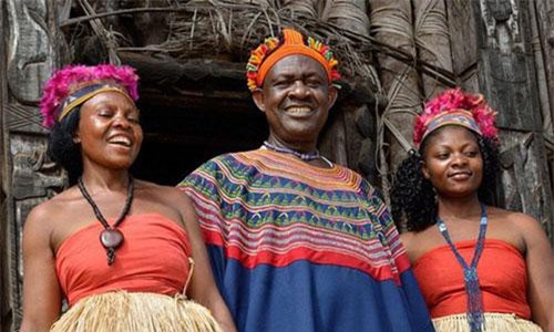 'Quái đản' chuyện ông hoàng thừa kế gần 100 vợ yêu từ cha