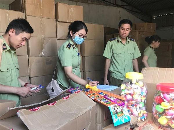 Bắt giữ 3 xe tải chất đầy bánh kẹo, đồ chơi Trung thu nhập lậu đang tuồn vào Hà Nội