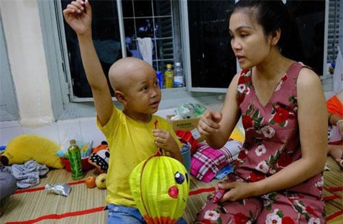 Trung thu của bé trai 5 tuổi bị mù vì khối u hiểm ác: “Lồng đèn đâu sao con không thấy vậy mẹ…”